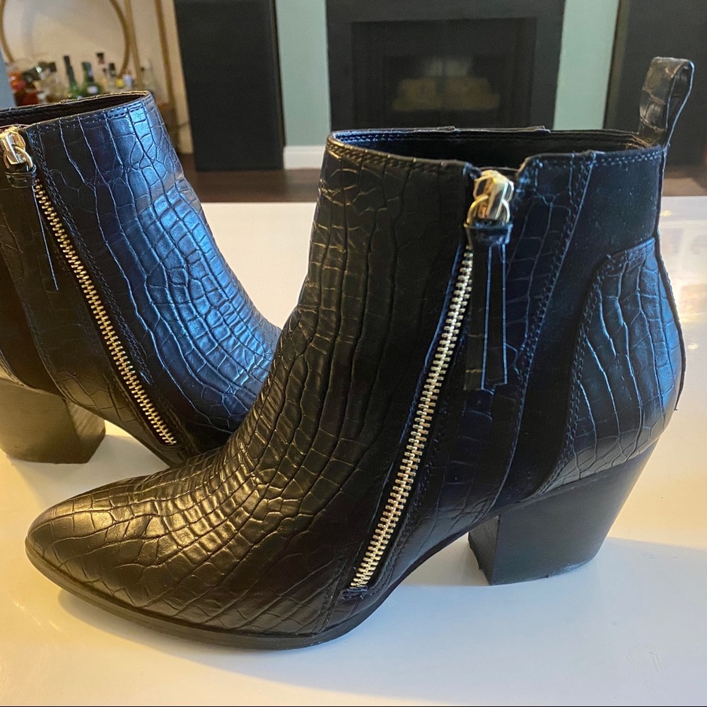 Bella Vita Embossed Croc Black ankle Booties 7w